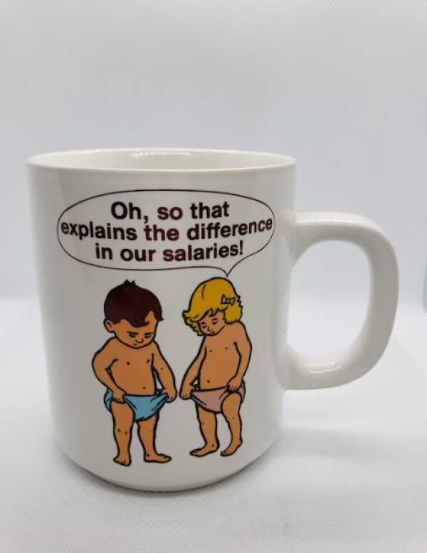 Mug dengan ilustrasi tokoh kartun yang nostalgia dan mengingatkan masa kecil
